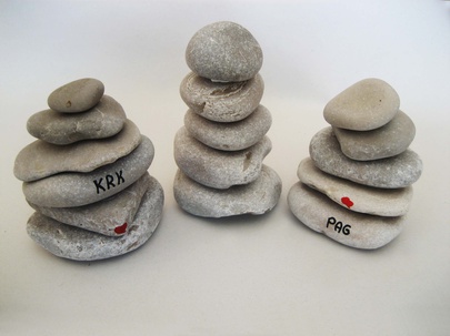 Naslagani plažni kamenčići – Zen